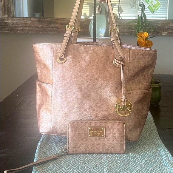 Michael Kors Handbags - 🌺Michael Kors Tote (Metallic Rose Gold) w/Gold Hardware.